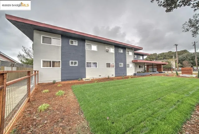 a view of a house with backyard and a garden