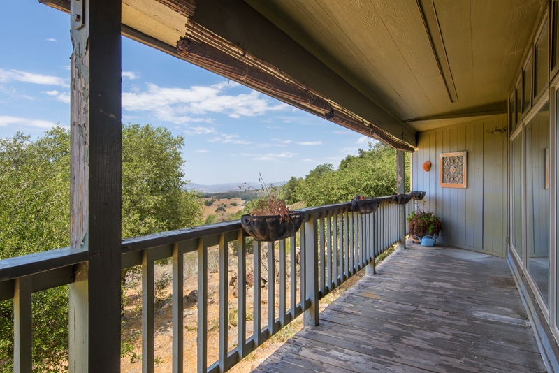 3255 Pine Hills Road Julian, CA 92036 - Photo 11 of 25 Balcony overlooking spectacular sunset views.