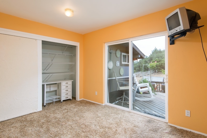 3255 Pine Hills Road Julian, CA 92036 - Photo 15 of 25 Second bedroom with access to outdoor deck and spa. Has 1/4 bath.