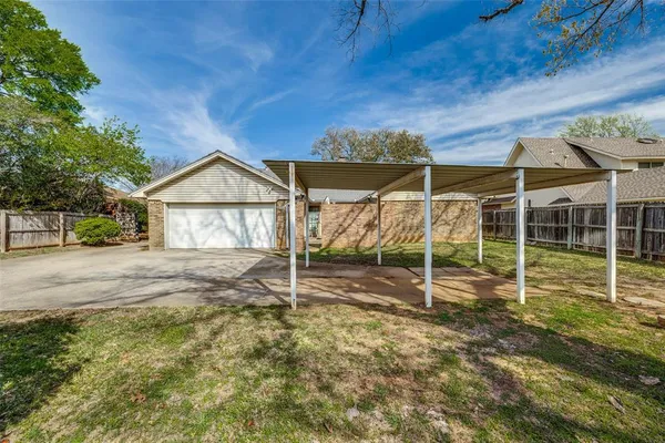 a view of a house with backyard and porch