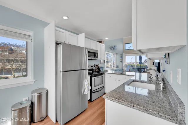 a picture of a bench in a white house