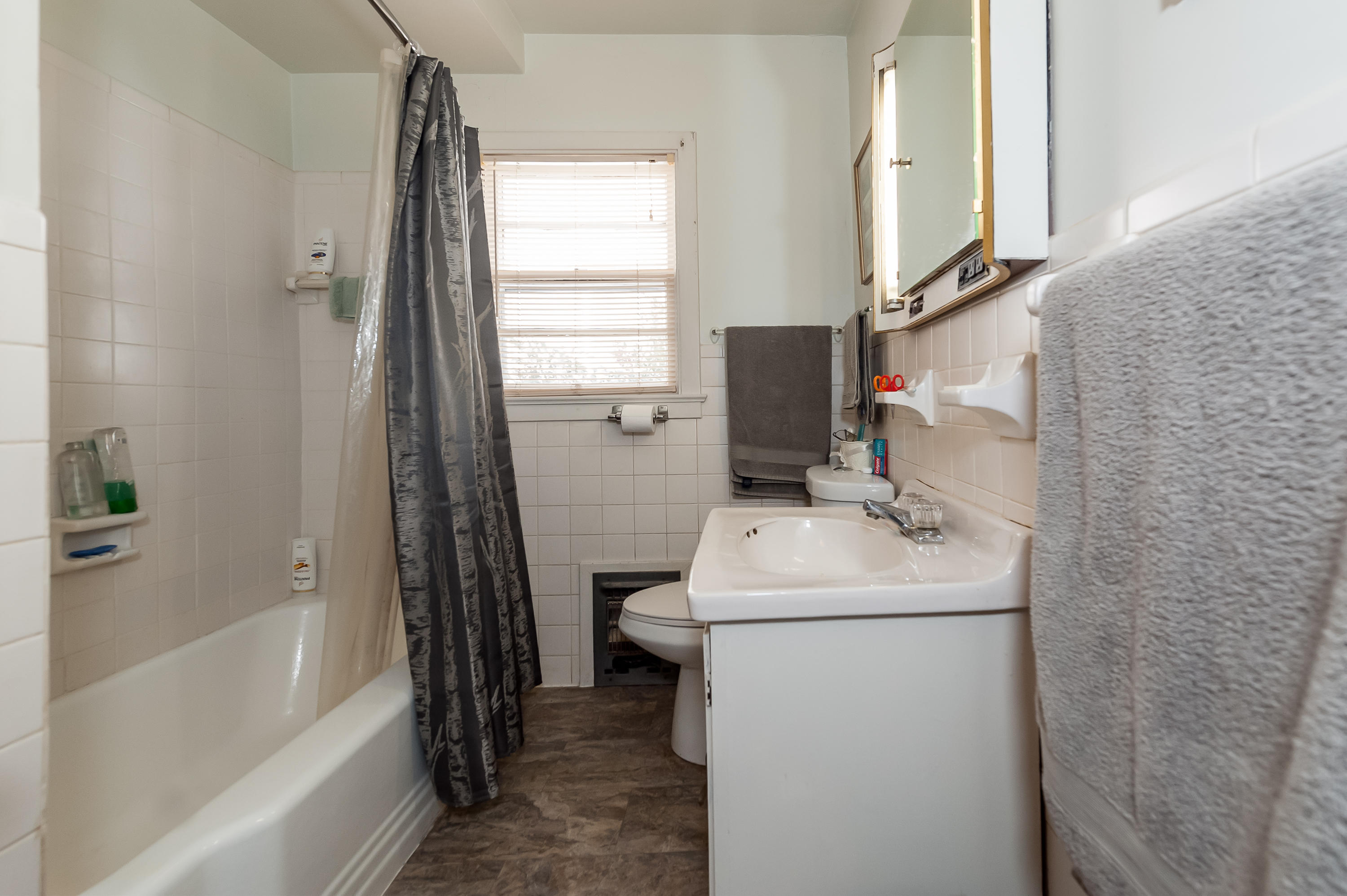 2454 Kennington Road Knoxville, TN 37917 - Photo 6 of 24 First Floor Bath
