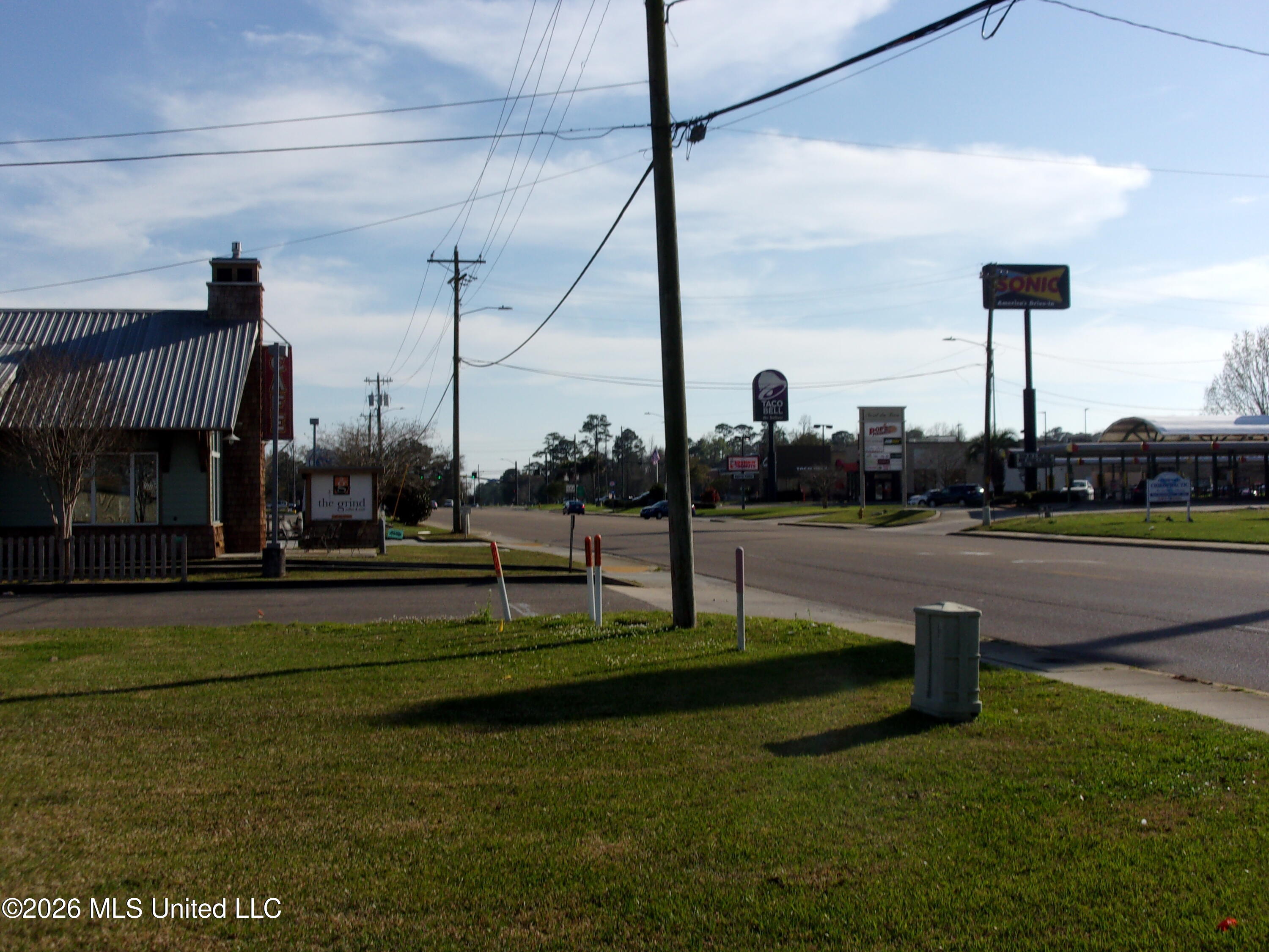 944 Cedar Lake Road Biloxi, MS 39532 - Photo 3 of 8 100_0120