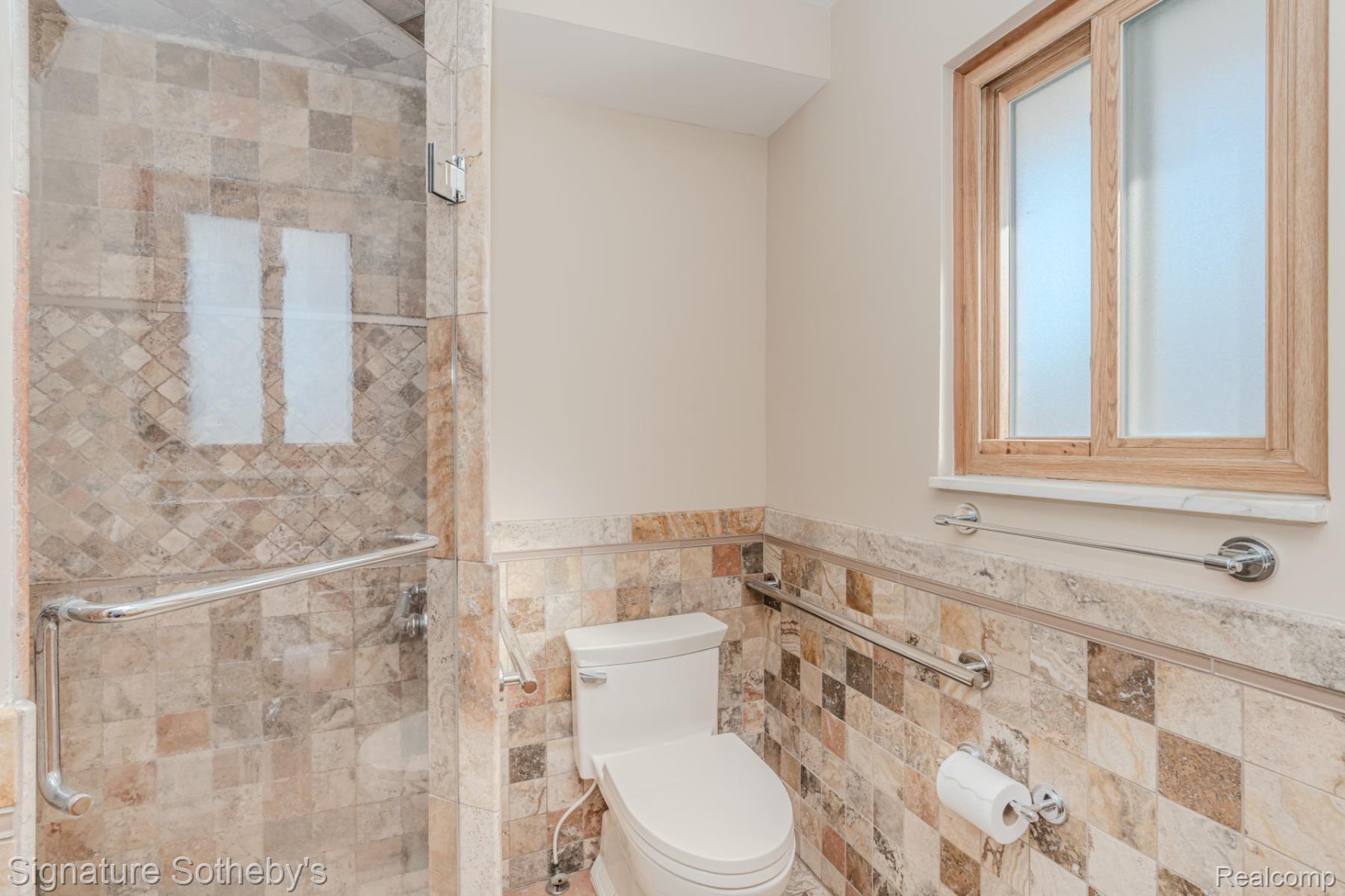 11416 East 13 Mile Road Warren, MI 48093 - Photo 28 of 94 Full shower in bath