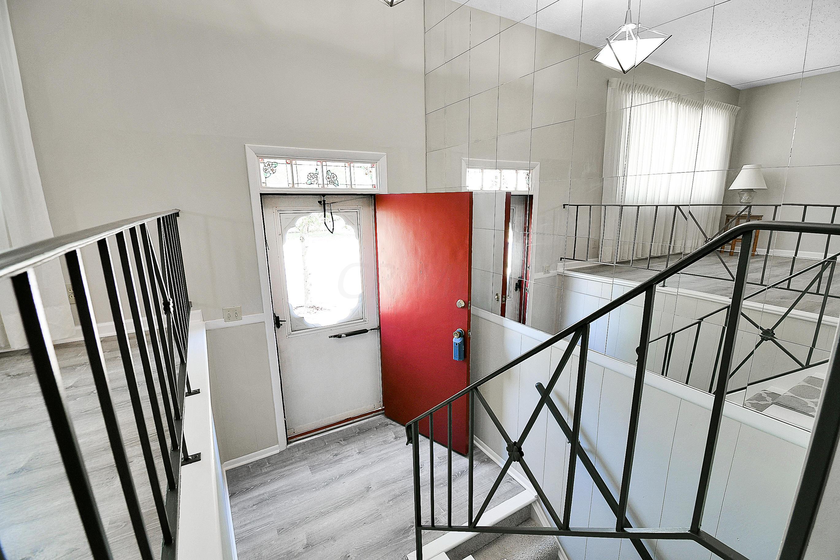 203 Lincolnshire Road Columbus, OH 43230 - Photo 3 of 35