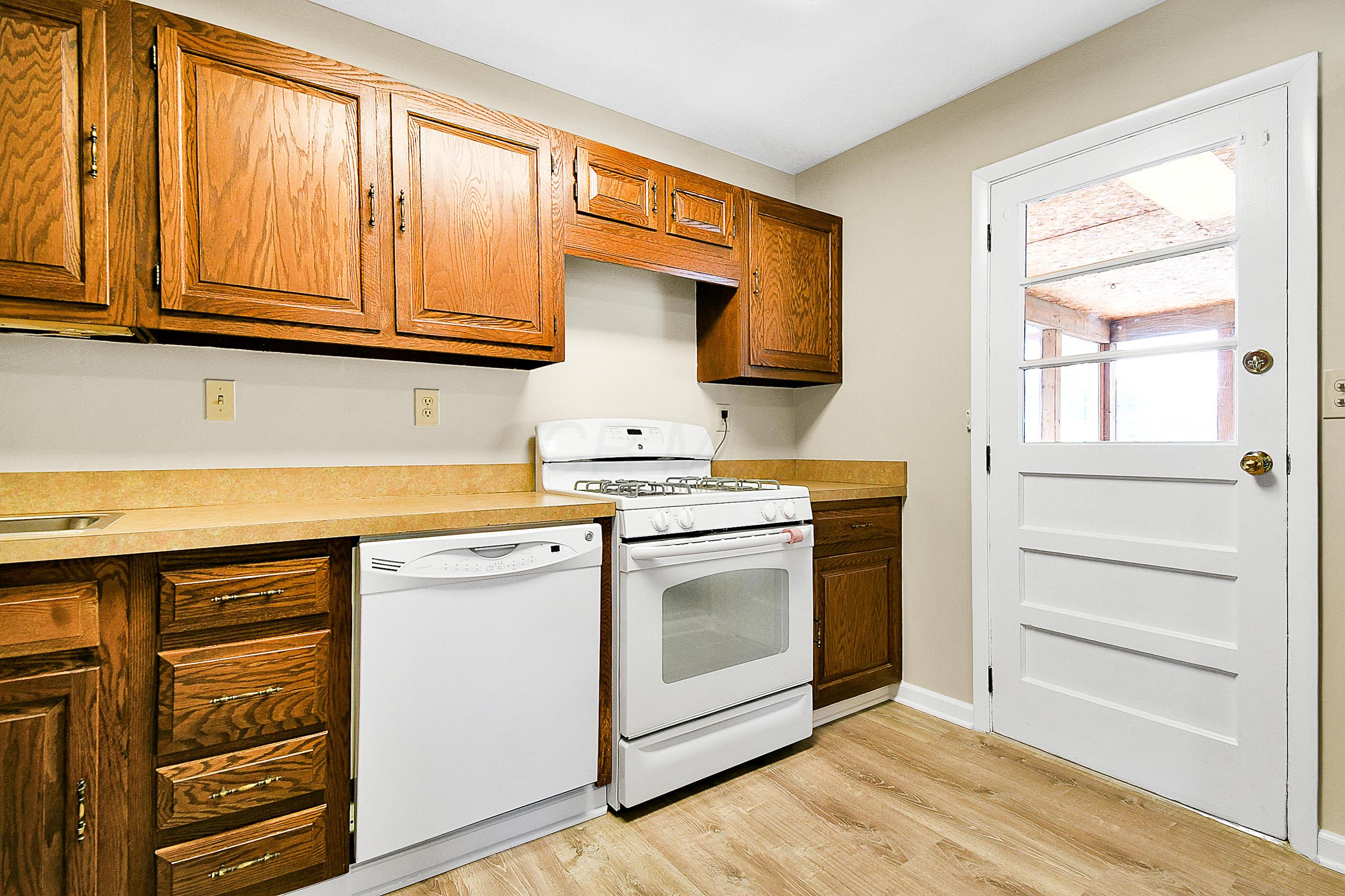 203 Lincolnshire Road Columbus, OH 43230 - Photo 9 of 35