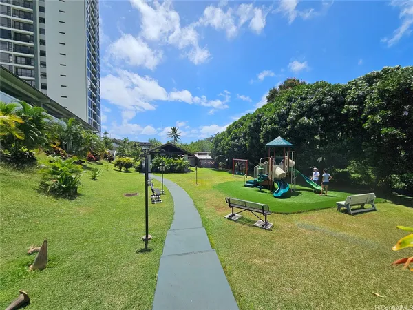 $2,400 | 98-402 Koauka Loop, Unit 1604, Aiea, HI 96701