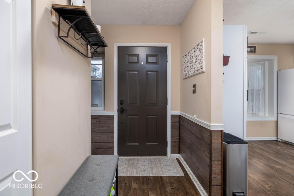 7721 Hollow Ridge Circle Indianapolis, IN 46256 - Photo 3 of 34