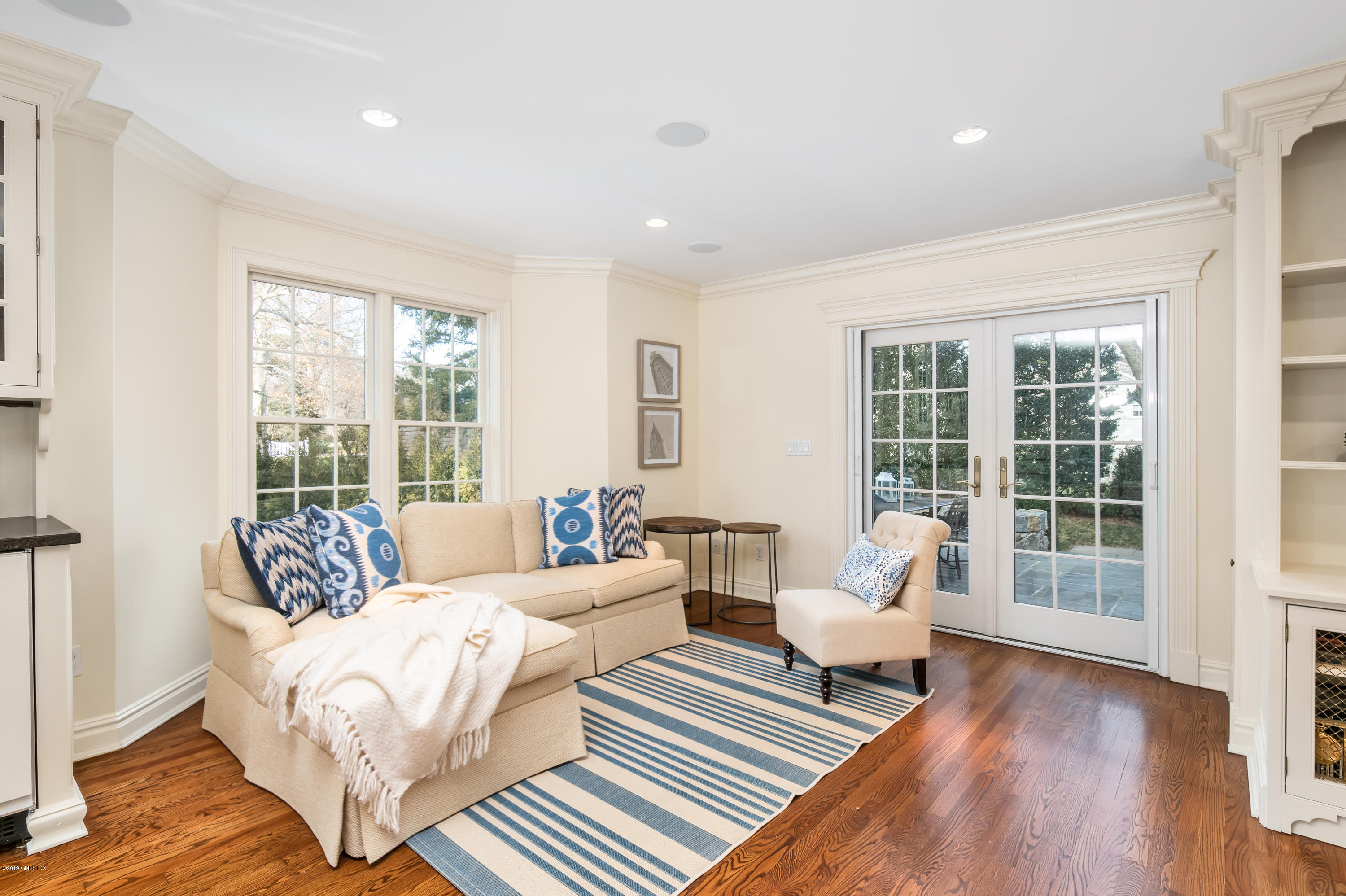 27 Meadow Road Riverside, CT 06878 - Photo 9 of 34 10 Family Room opens to Flagstone Patio