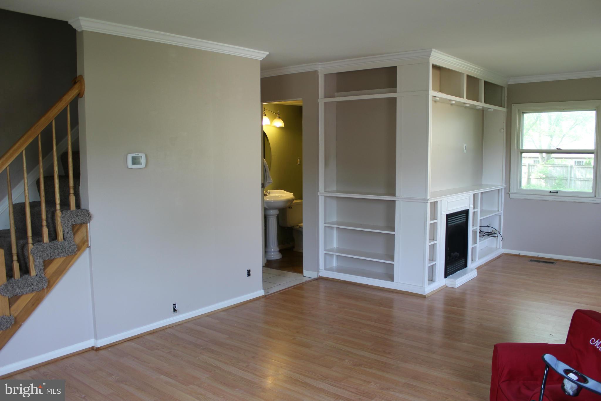 211 West Ash Road Sterling, VA 20164 - Photo 4 of 29 Living Room