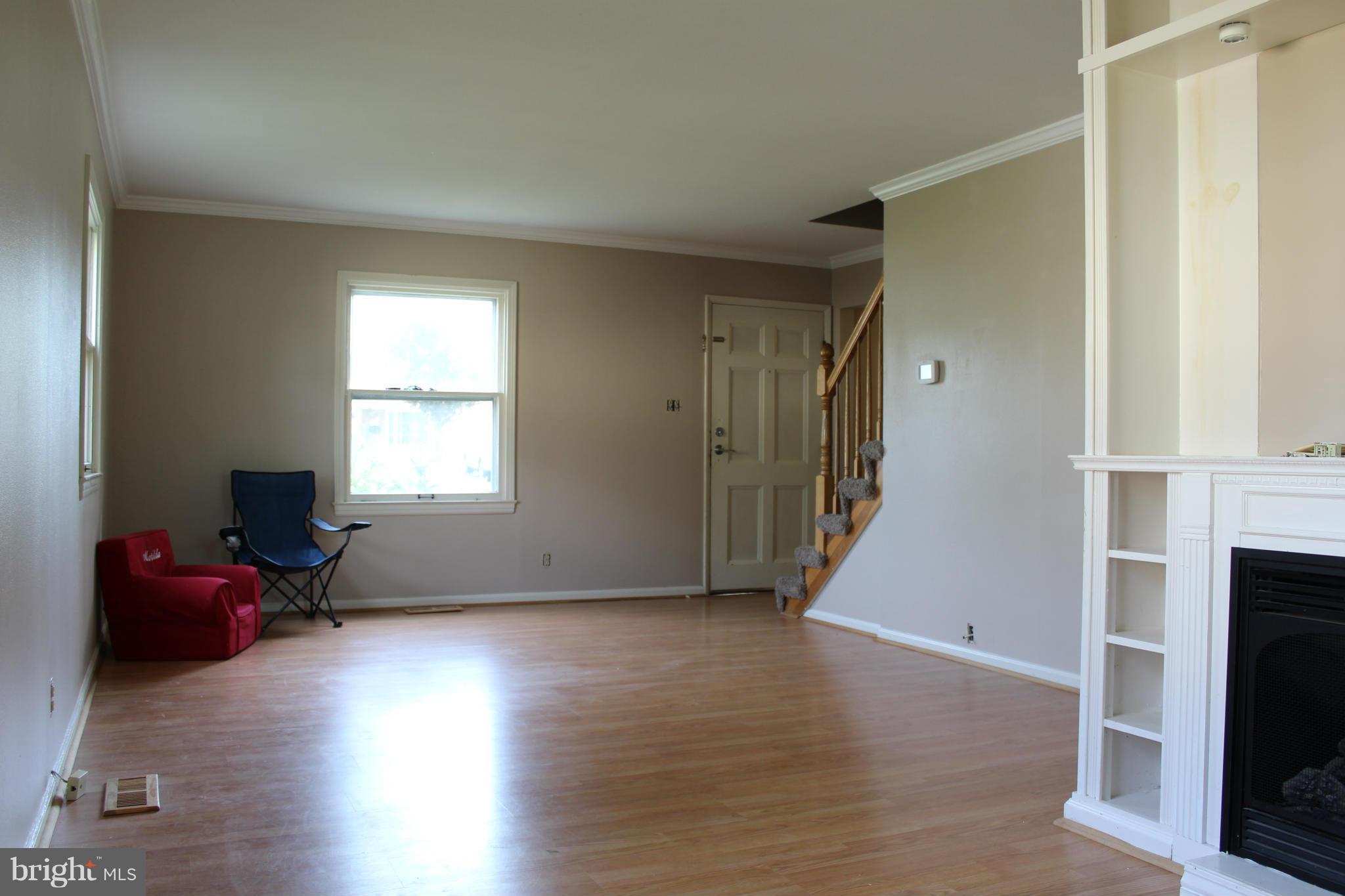 211 West Ash Road Sterling, VA 20164 - Photo 5 of 29 Living Room