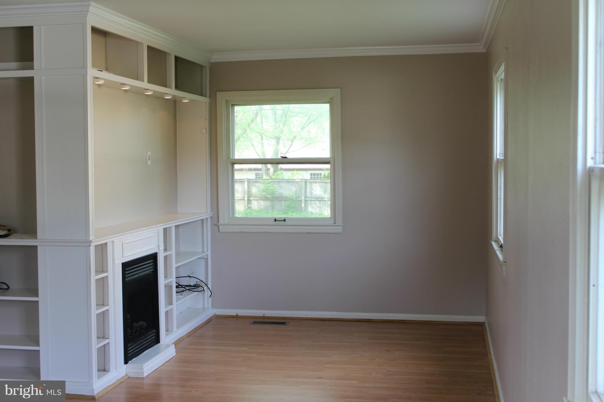 211 West Ash Road Sterling, VA 20164 - Photo 6 of 29 Living Room