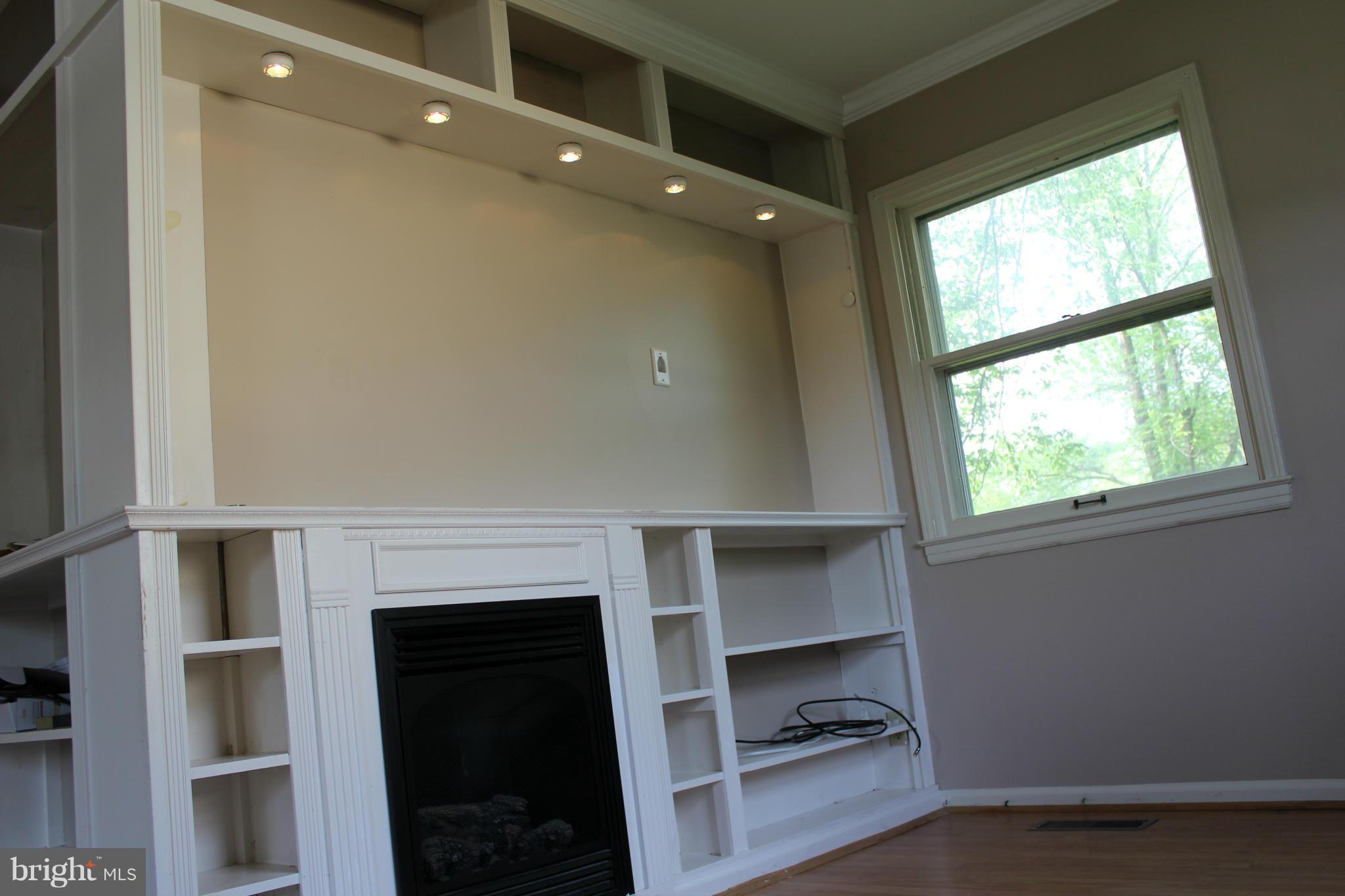 211 West Ash Road Sterling, VA 20164 - Photo 7 of 29 Living Room