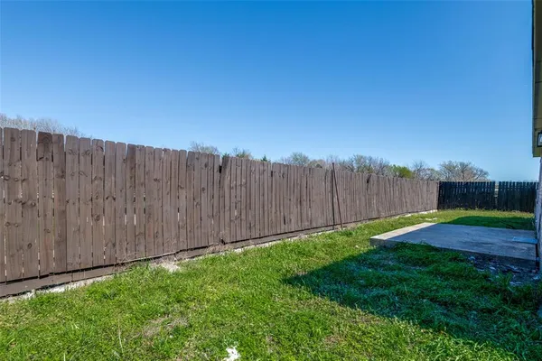 a view of backyard with barn