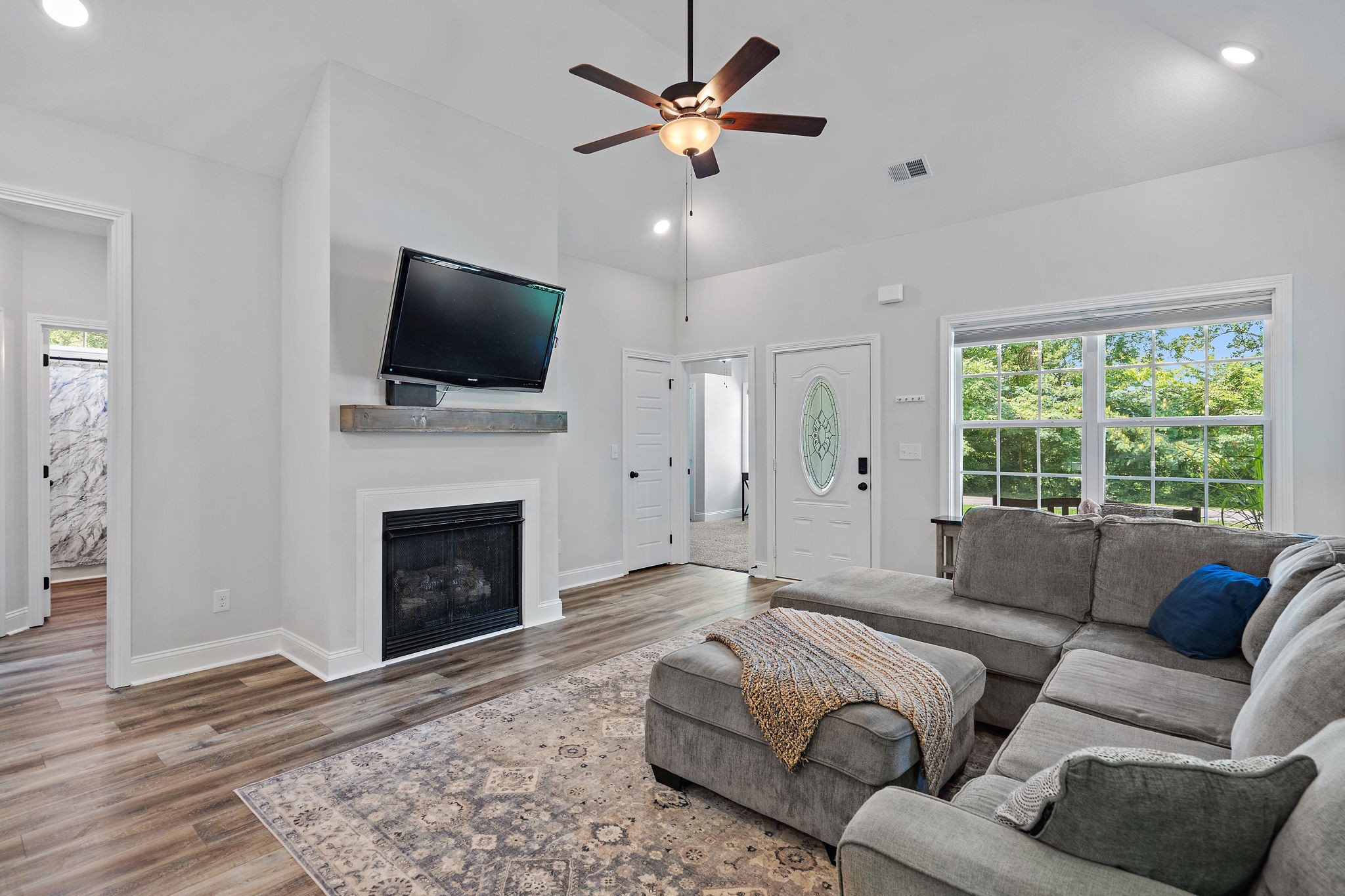 325 Rossview Road Clarksville, TN 37043 - Photo 7 of 32 Gallery Image 7