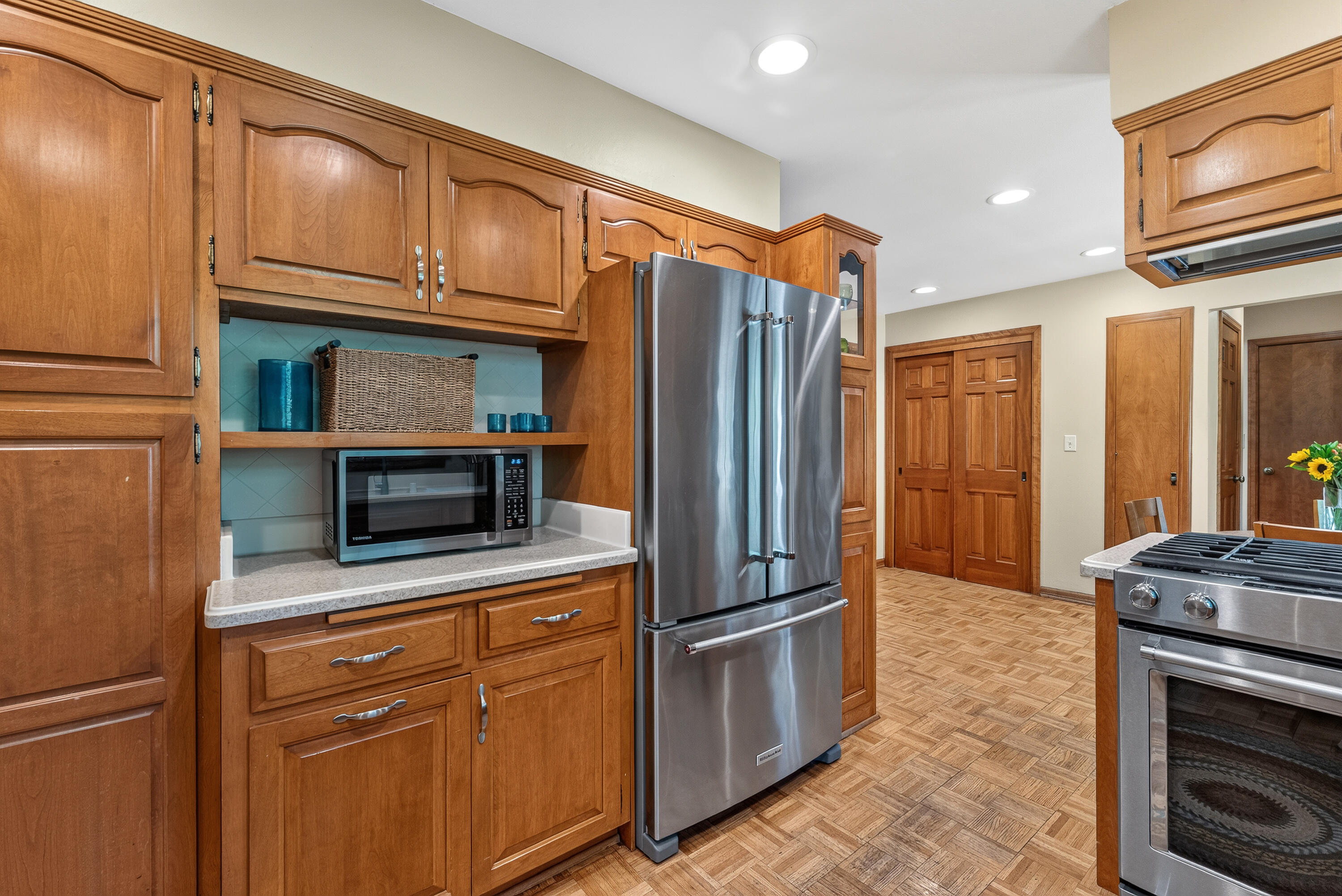 11453 Riverland Road Mequon, WI 53092 - Photo 9 of 30 Abundant Cabinetry
