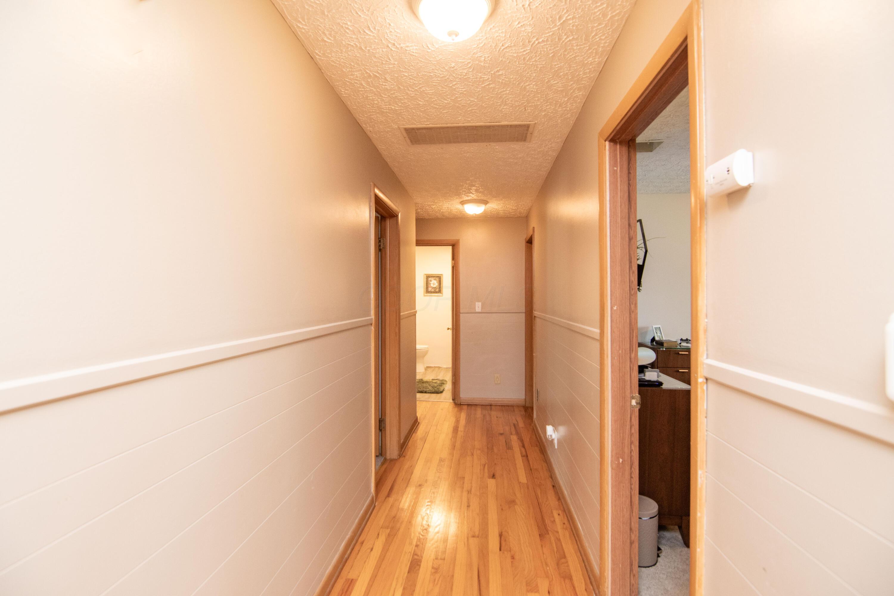 4360 Dublin Road Columbus, OH 43221 - Photo 20 of 41 Hallway