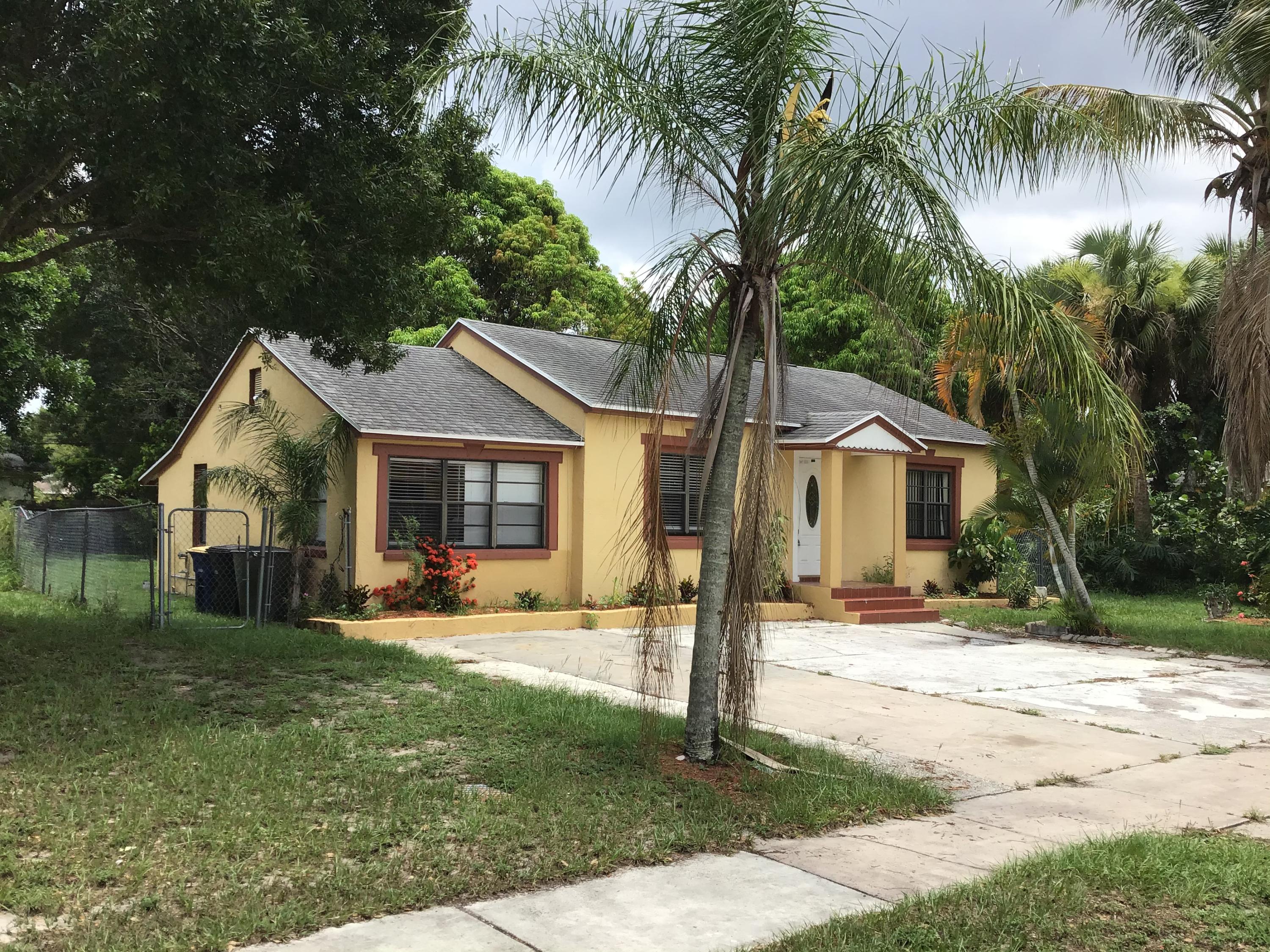 1116 Colonial Road Fort Pierce, FL 34950 - Photo 3 of 19 a front view of house with yard and green space