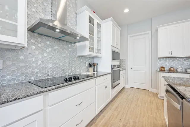 a view of a house with backyard and a tree