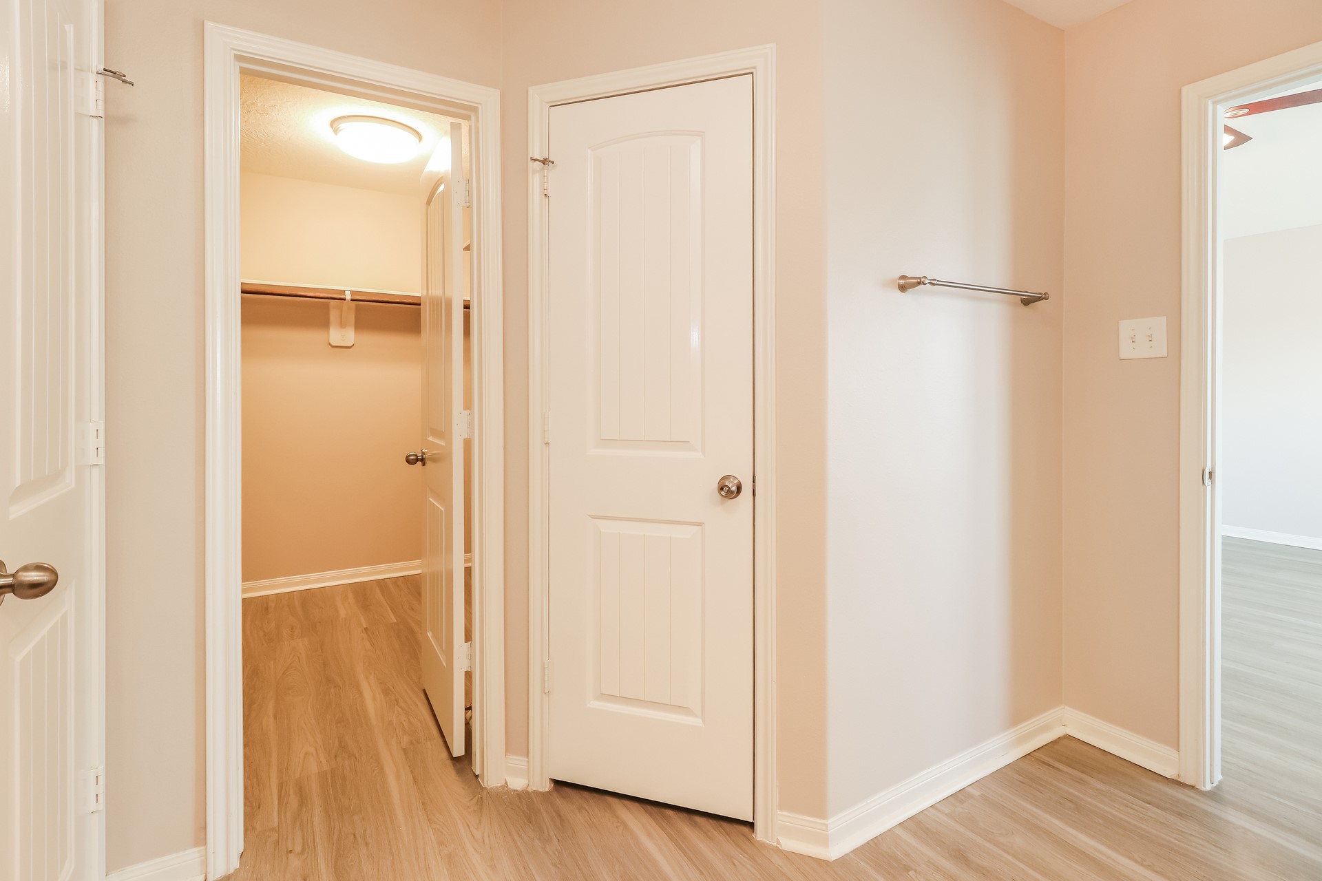 603 Lake View Drive Montgomery, TX 77356 - Photo 12 of 16 a view of a bathroom with wooden floor