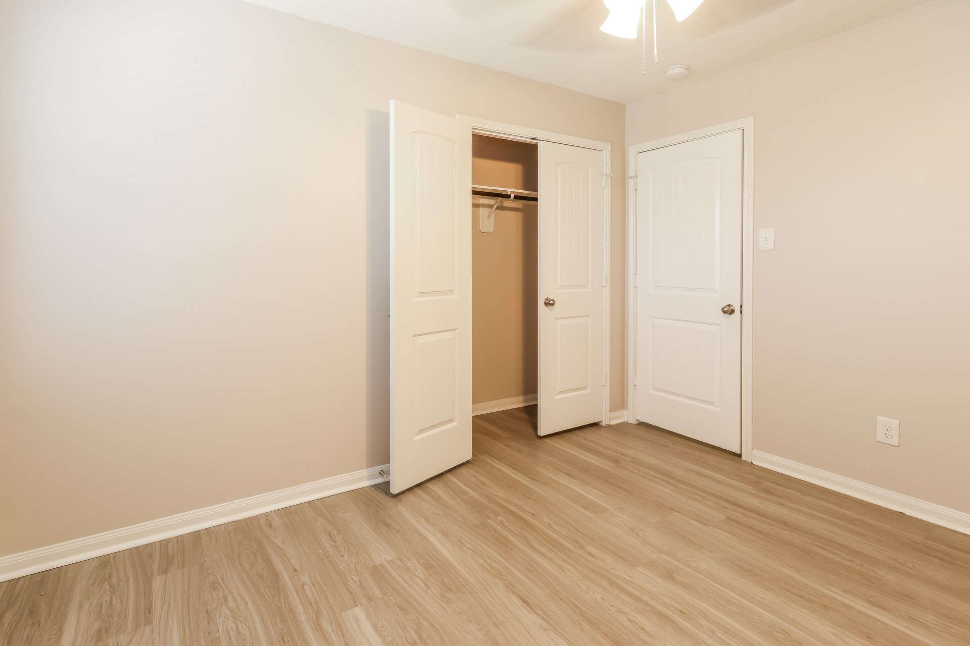 603 Lake View Drive Montgomery, TX 77356 - Photo 14 of 16 an empty room with wooden floor and closet area