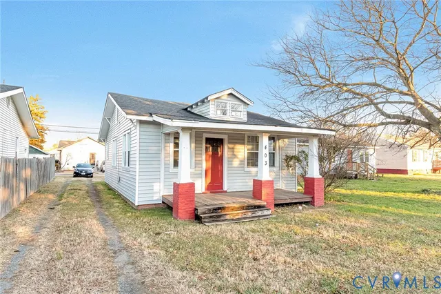 a view of a house with backyard