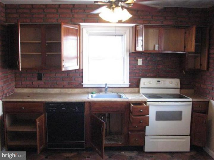 1009 Thornton Road Boothwyn, PA 19061 - Photo 7 of 15 Kitchen