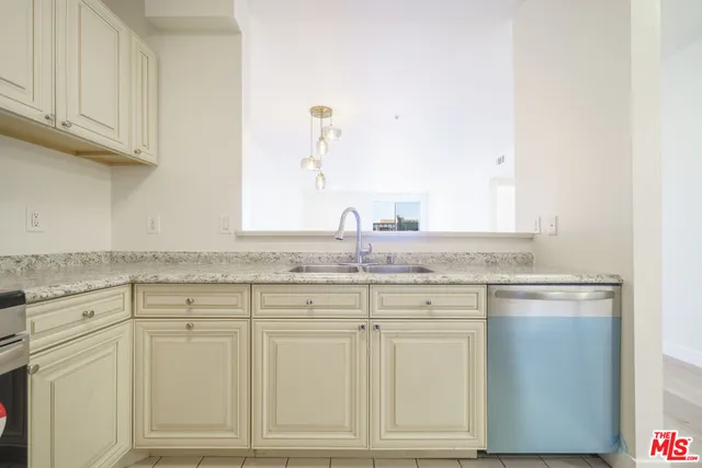 $658,000 | 625 South Berendo Street, Unit 209, Los Angeles, CA 90005