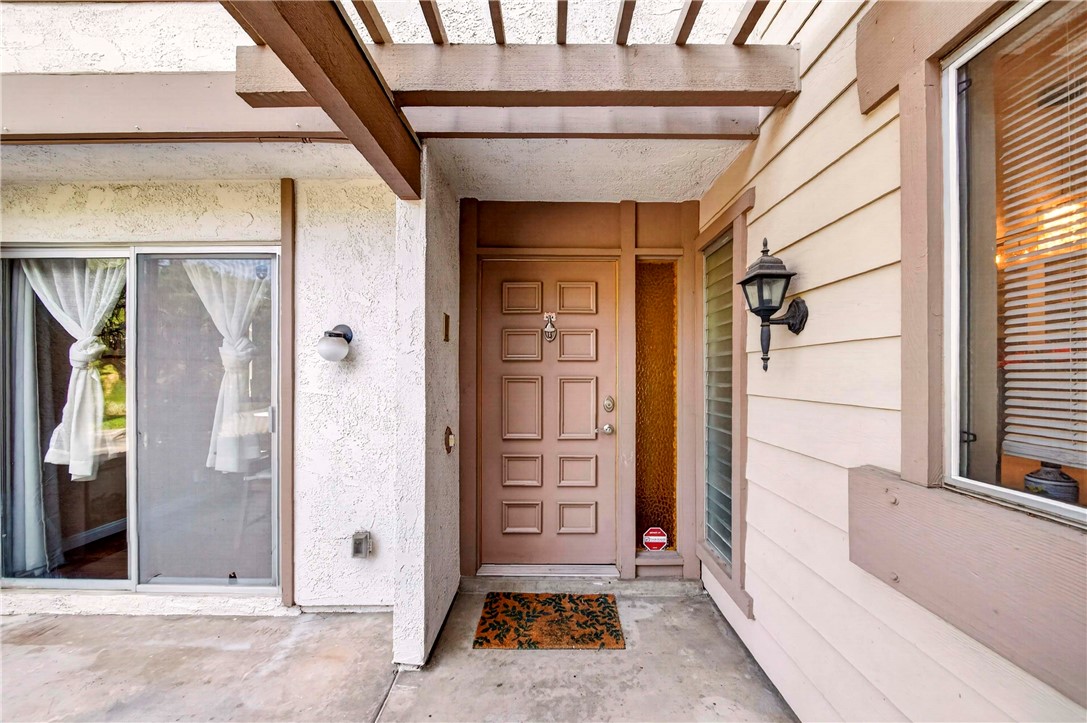 820 Vía Zapata Riverside, CA 92507 - Photo 3 of 37
