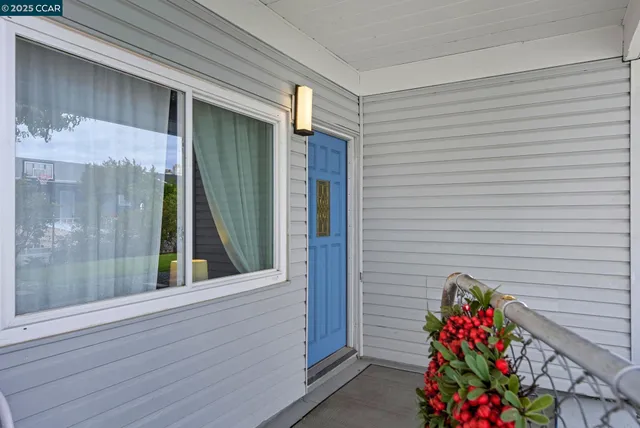 a view of entryway with a livingroom
