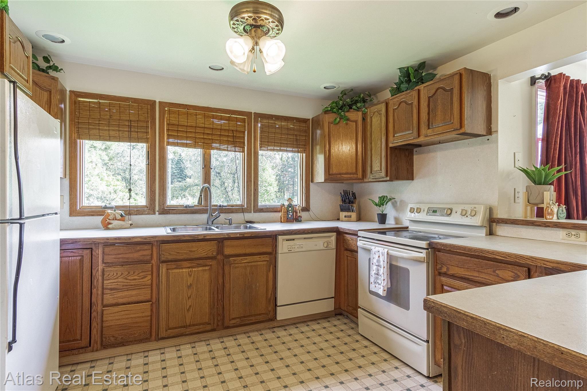 4333 Howe Road Grand Blanc, MI 48439 - Photo 26 of 42 Interiors (14 of 31).jpg