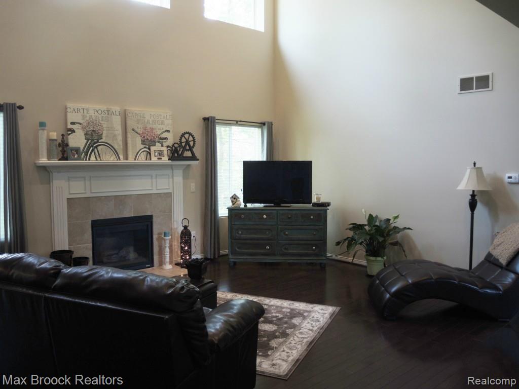 3346 Hazelton Avenue Rochester, MI 48307 - Photo 8 of 33 GAS FIREPLACE IN THE FAMILY ROOM