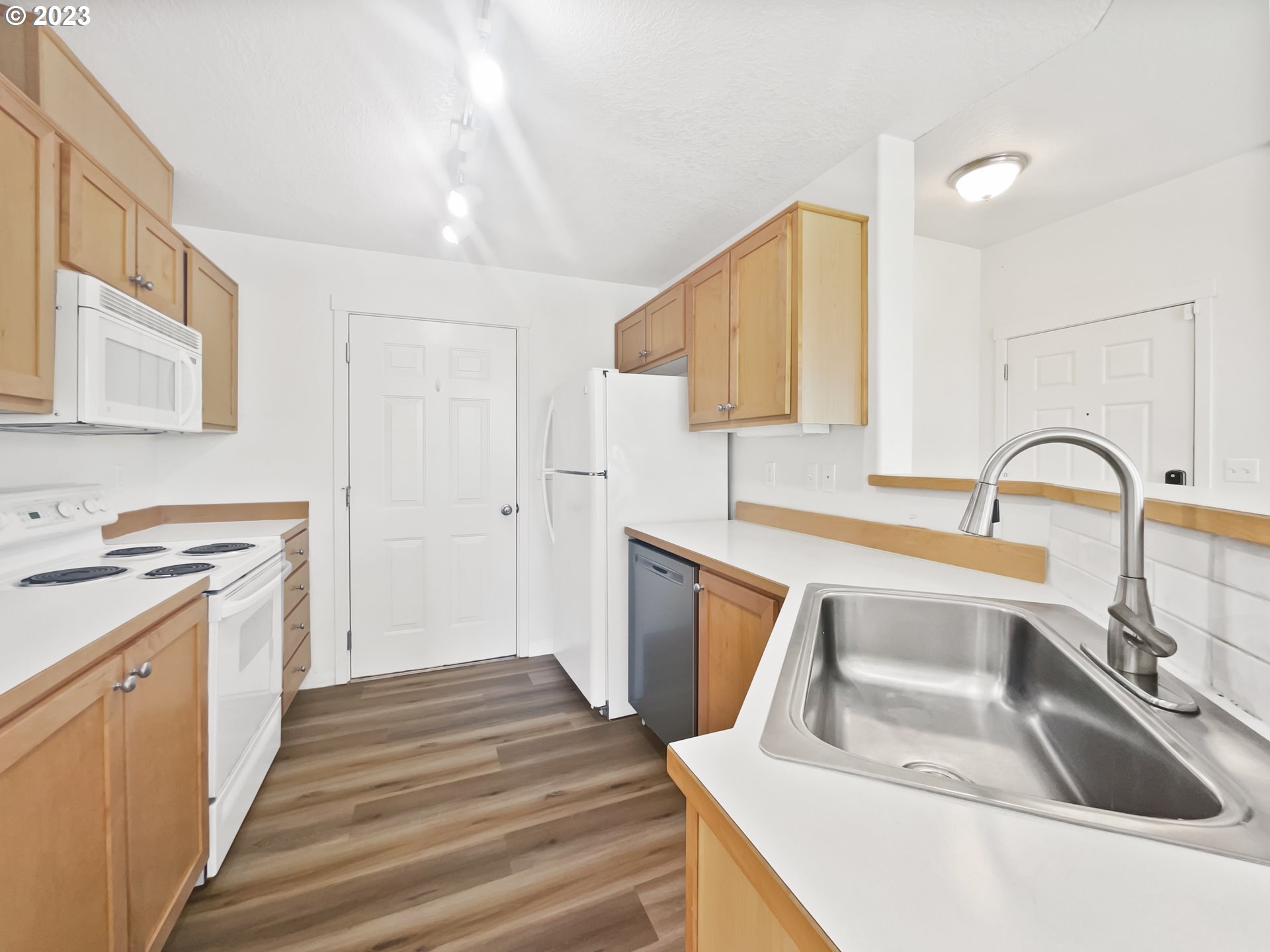 14735 Southwest Beard Road, Unit 101 Beaverton, OR 97007 - Photo 8 of 20 Gallery Image 8