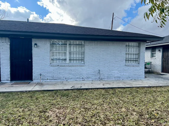 $950 | 5136 Mallow Street, Unit B, Houston, TX 77033