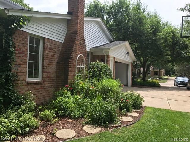 1936 Marcastle Court Rochester, MI 48309 - Photo 8 of 10 3.JPG