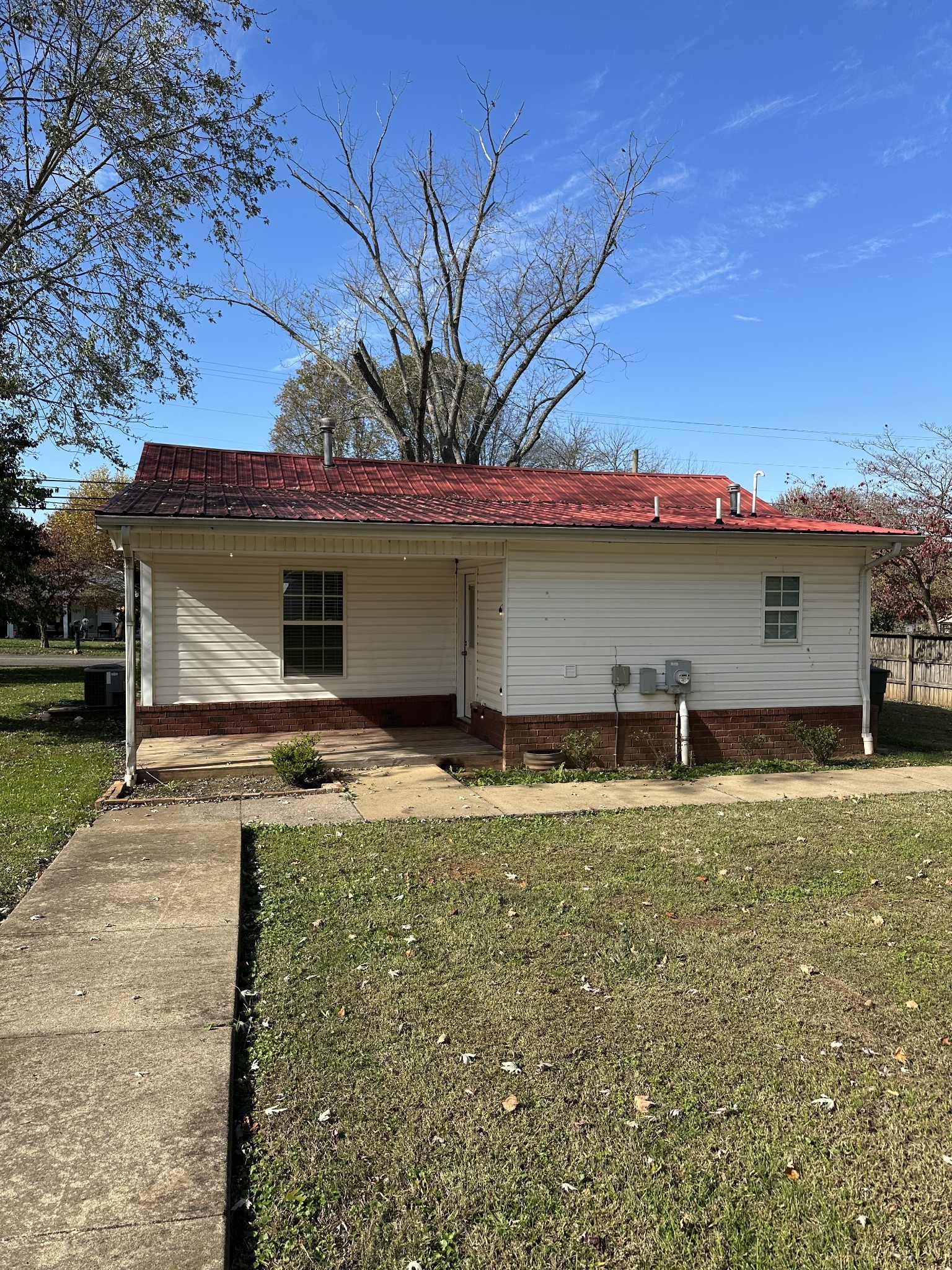 902 South Russell Street Portland, TN 37148 - Photo 4 of 13 a front view of house with yard