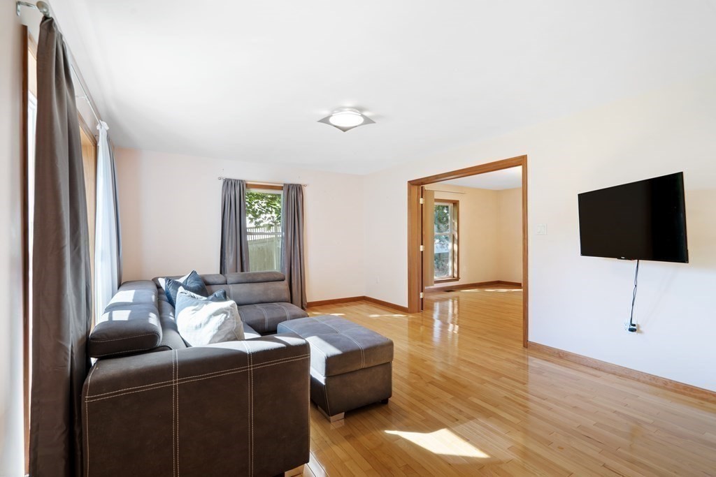 59 Peacedale Road Needham, MA 02492 - Photo 4 of 42 Gallery Image 4