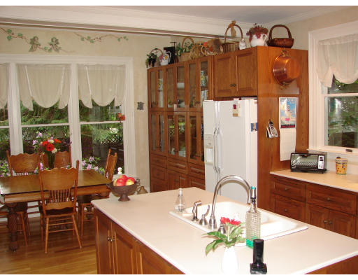 28 Westbourne Road Newton, MA 02459 - Photo 10 of 20 a room with a table and chairs