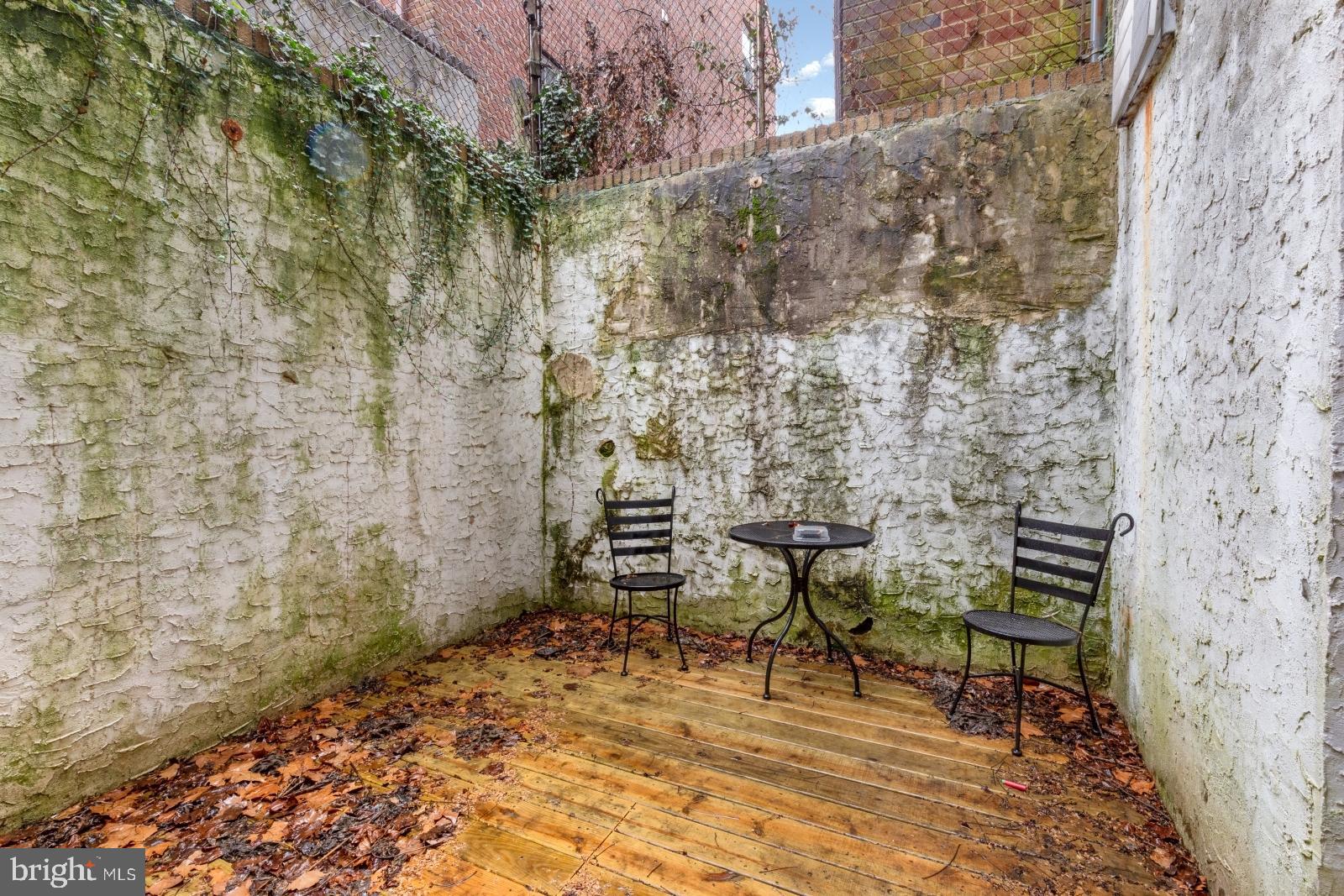515 South 6th Street, Unit 1R Philadelphia, PA 19147 - Photo 12 of 17 a view of a chairs and table in the patio