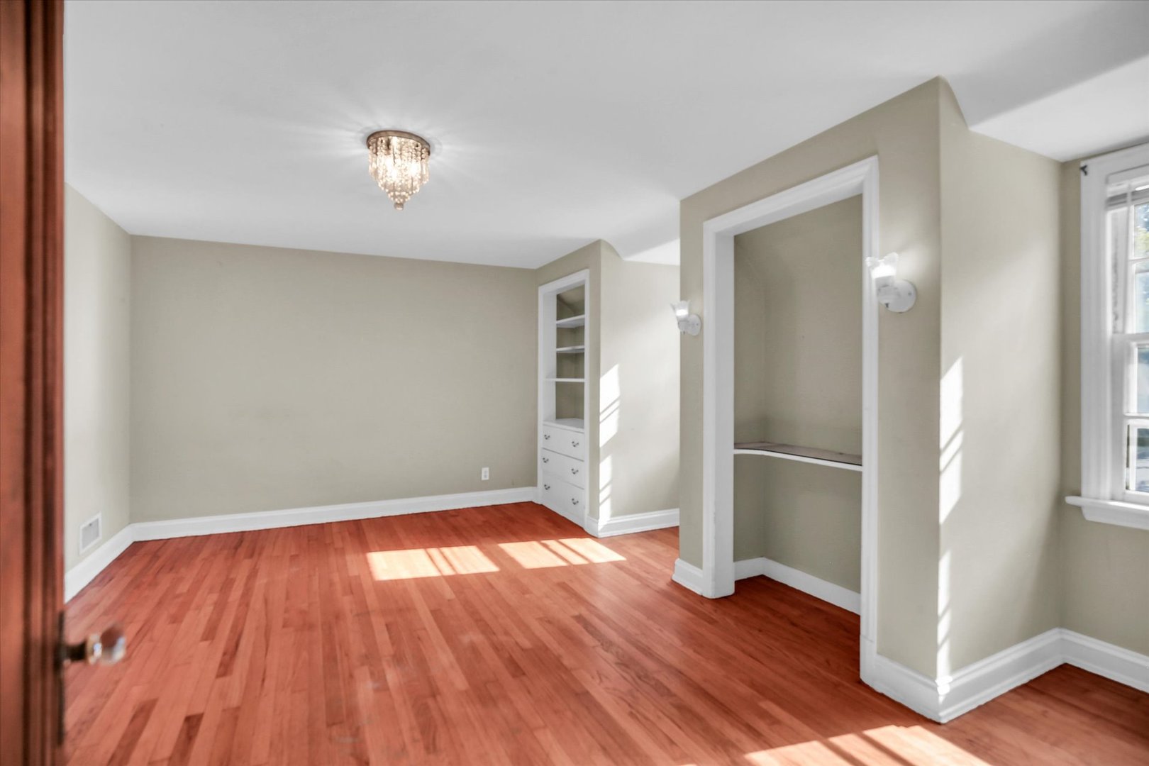 910 West Springfield Avenue Champaign, IL 61821 - Photo 23 of 45 a view of empty room with wooden floor