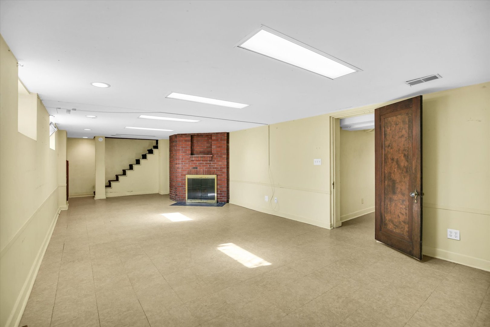 910 West Springfield Avenue Champaign, IL 61821 - Photo 34 of 45 an empty room with furniture and a fireplace