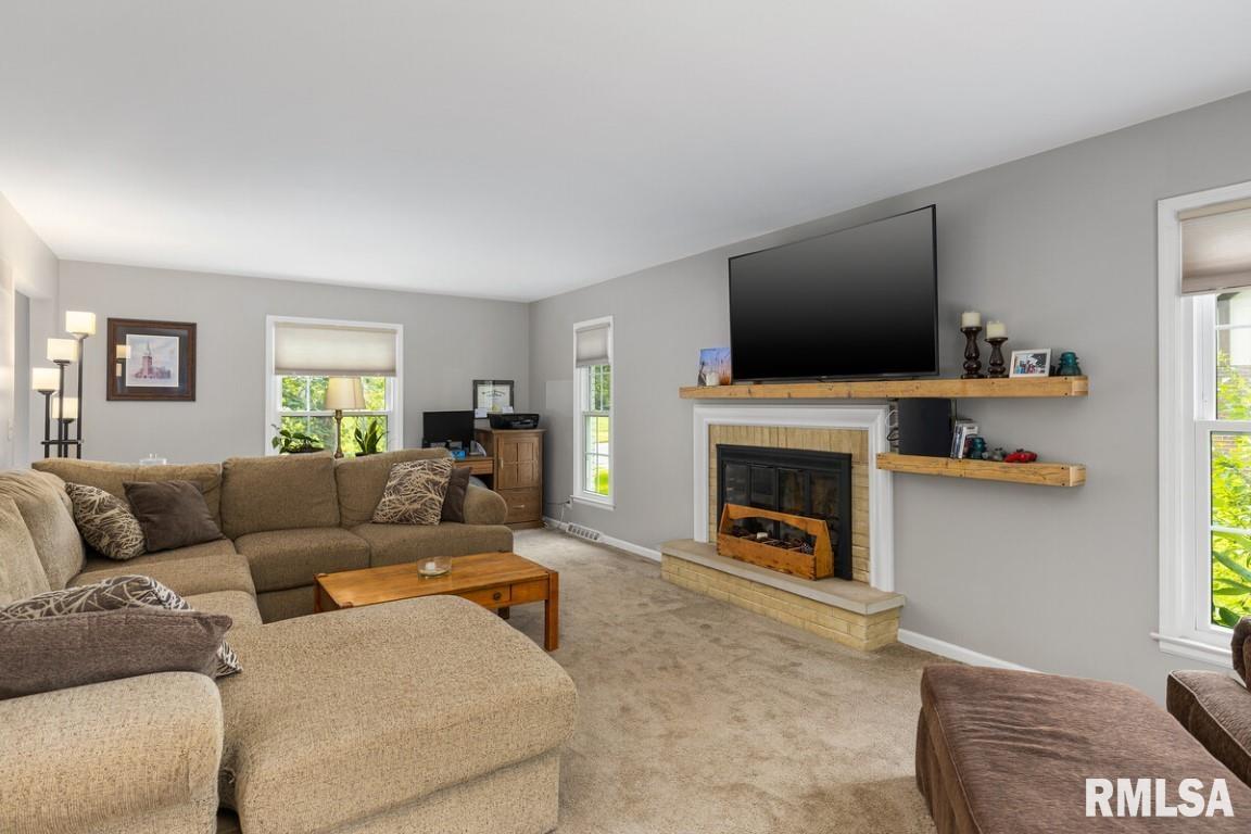 903 Kingsbury Road Washington, IL 61571 - Photo 9 of 50 Gallery Image 9