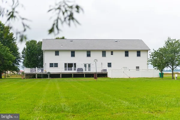 a view of back yard of the house