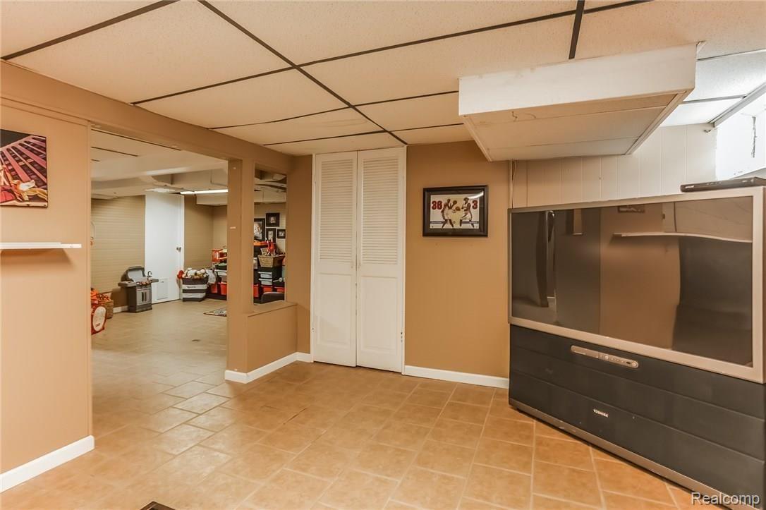 1935 Sheffield Road Birmingham, MI 48009 - Photo 21 of 31 027-Family_Room-3198809-medium.jpg