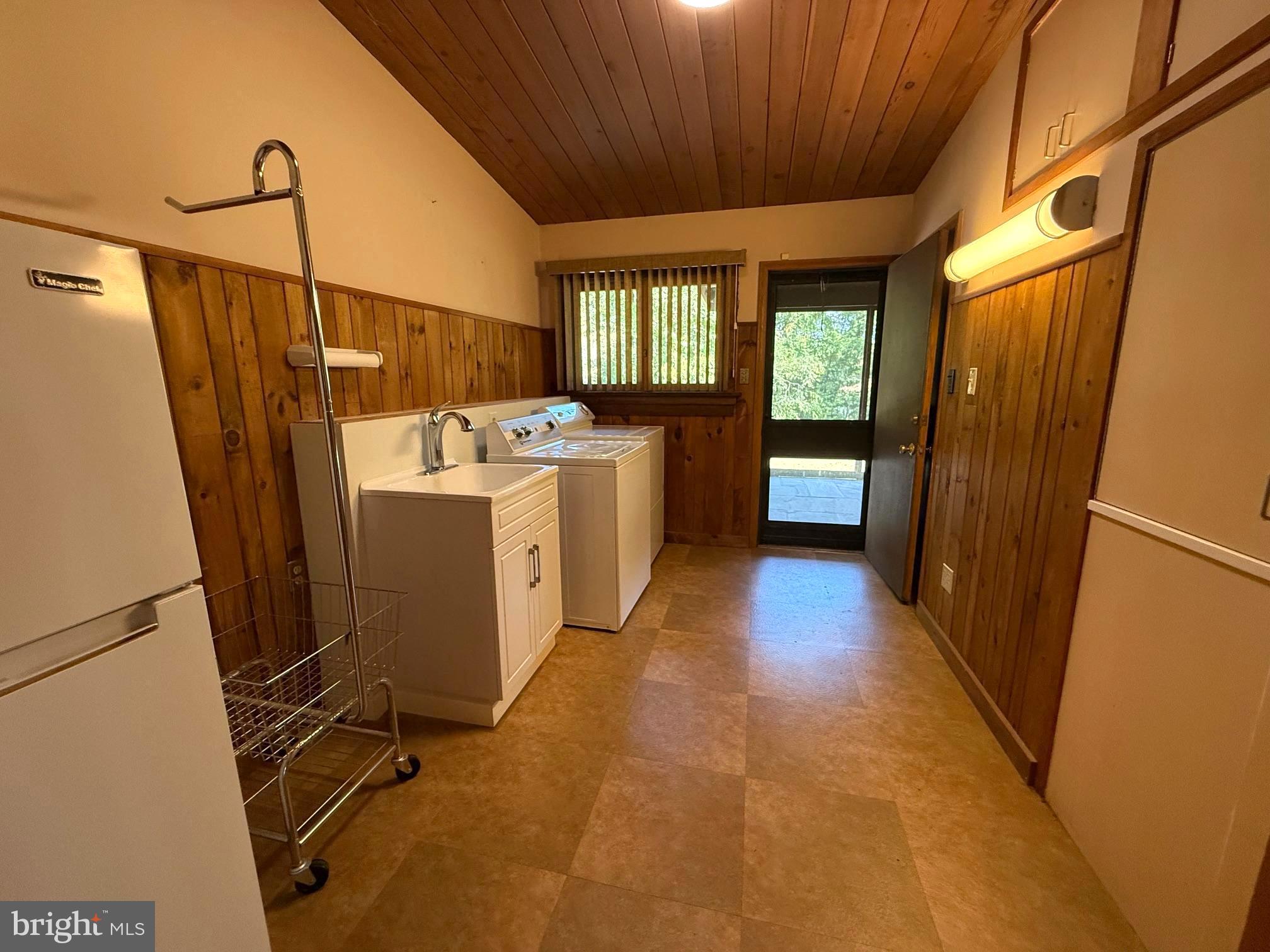 108 South Spring Valley Road Wilmington, DE 19807 - Photo 58 of 84 Laundry/Mud room w/ outside entrance