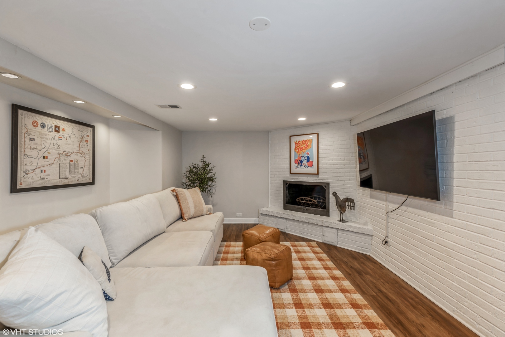2160 Chestnut Road Homewood, IL 60430 - Photo 16 of 24 a living room with furniture and a flat screen tv