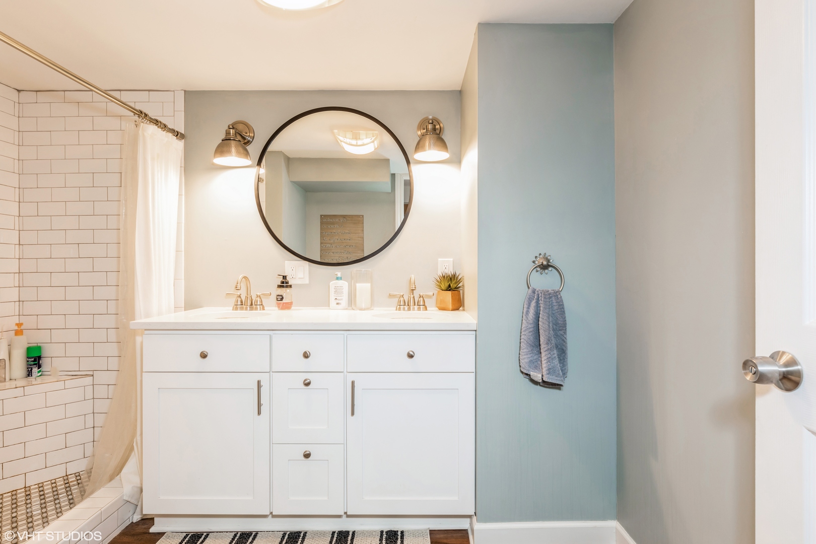 2160 Chestnut Road Homewood, IL 60430 - Photo 19 of 24 a bathroom with a sink and mirror