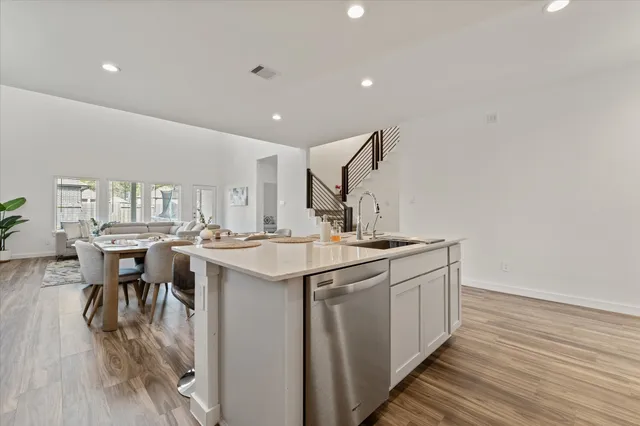 a en suite bathroom with a double vanity sink and mirror