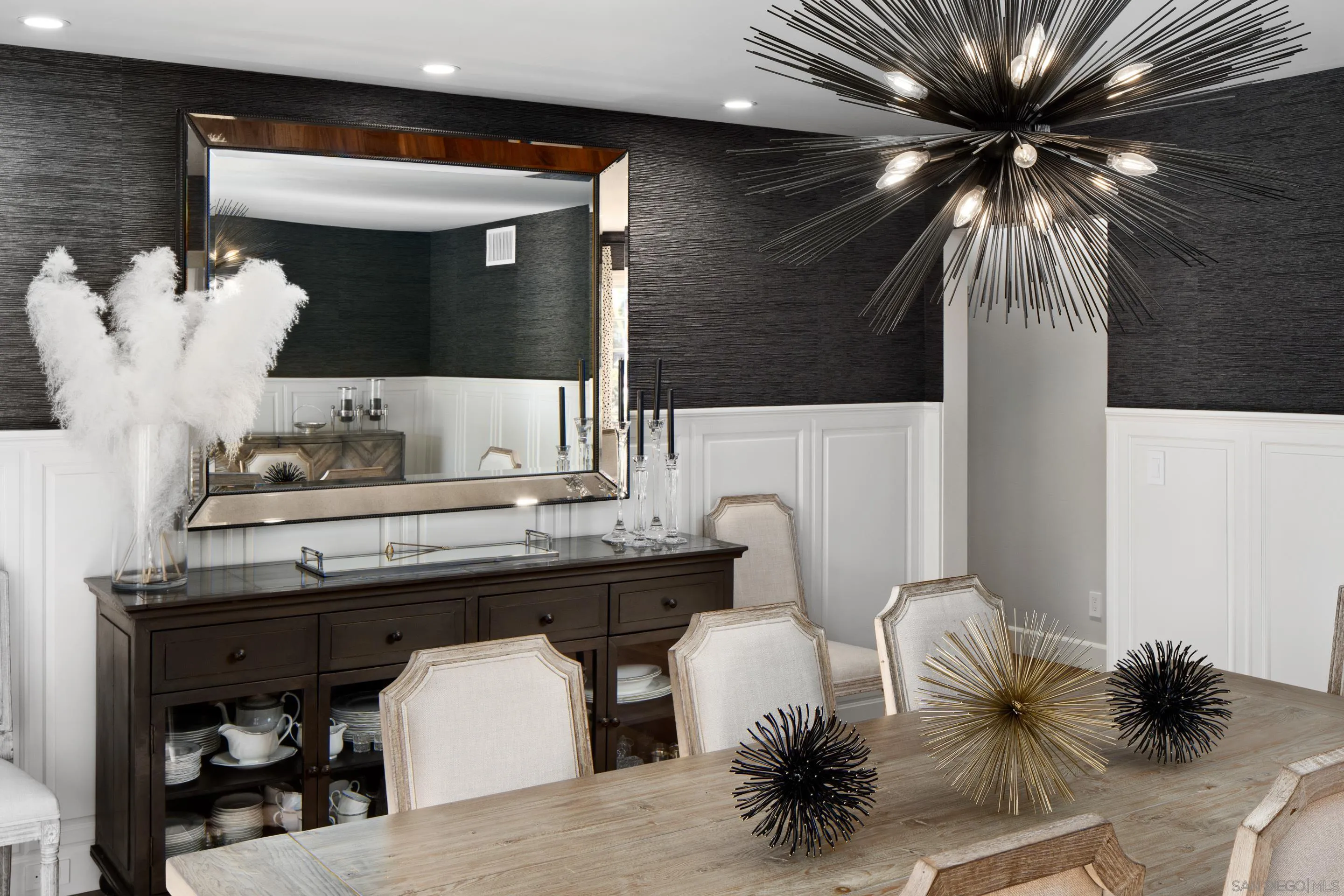 3530 Silvergate Place San Diego, CA 92106 - Photo 11 of 41 a living room with furniture and a potted plant