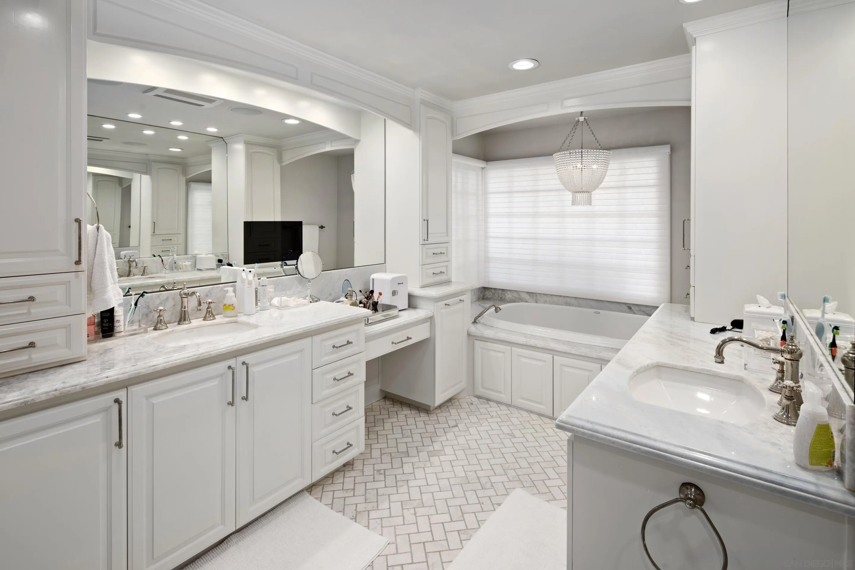 3530 Silvergate Place San Diego, CA 92106 - Photo 21 of 41 a bathroom with a double vanity sink a mirror and a bathtub